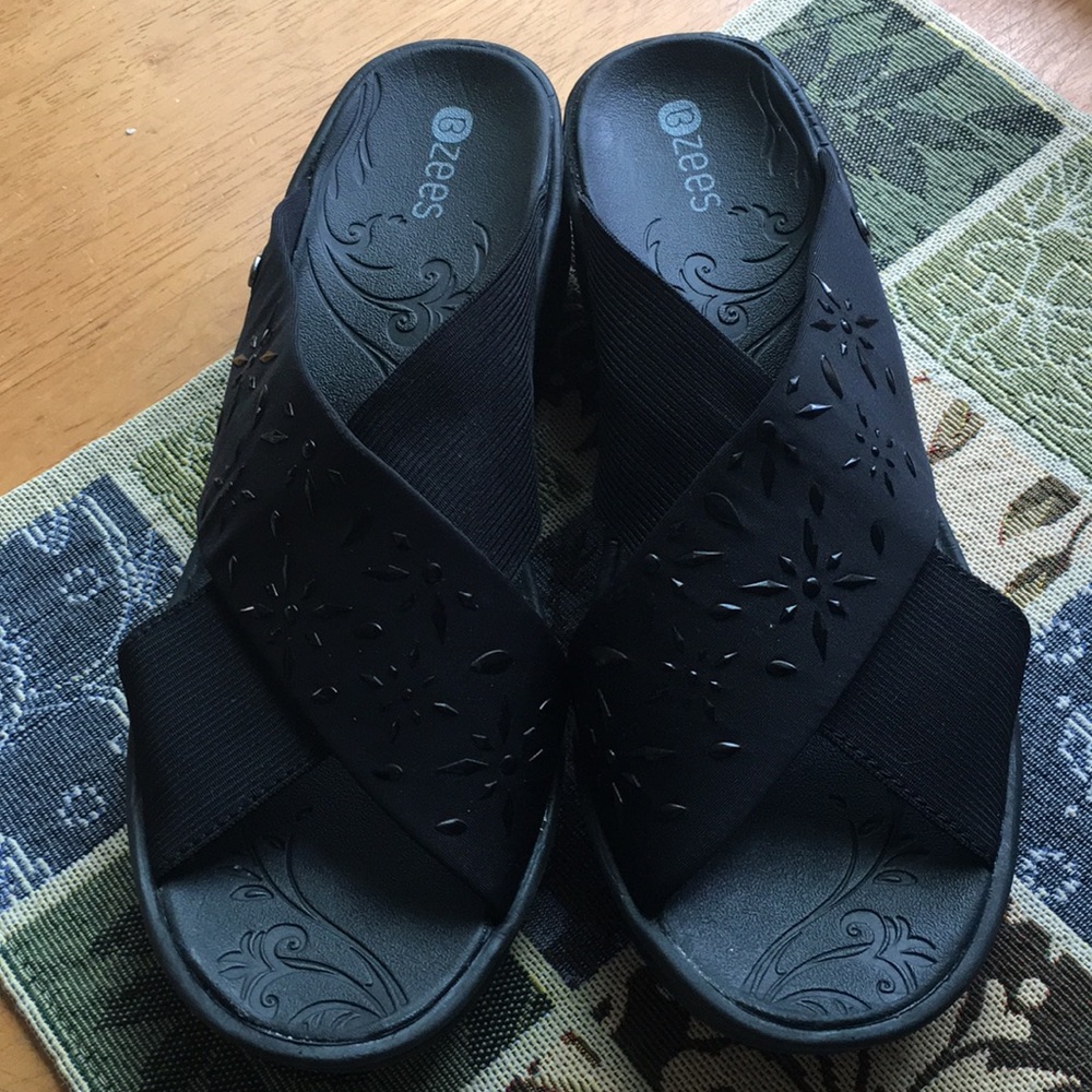 Bzees black stretch sandals sz 11